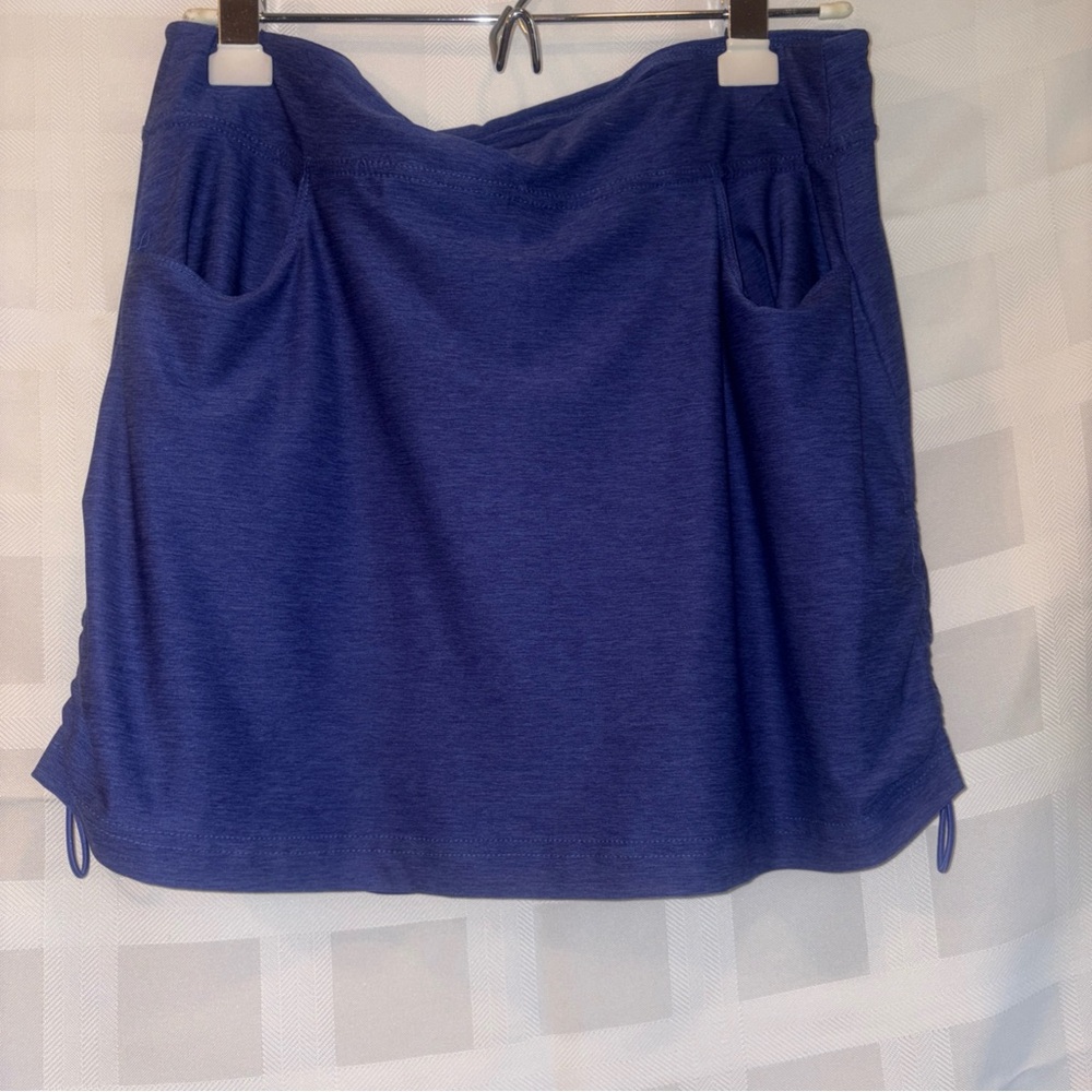 PGA Tour women’s navy blue med skorts. Pockets front & back & cinched sides.